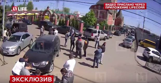 Pogledajte kako je izgledala tuča 400 ljudi na groblju u Rusiji (VIDEO)
